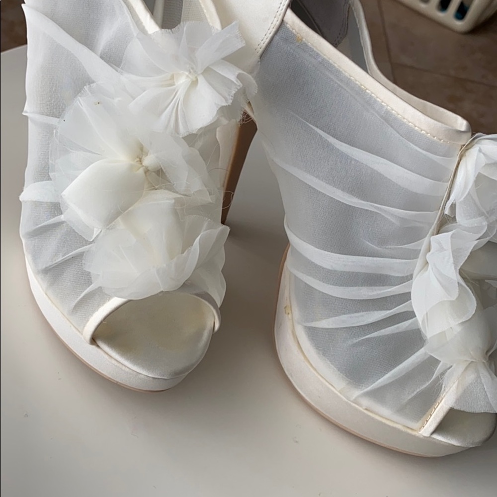 Vera Wang - Picture 3 of 6